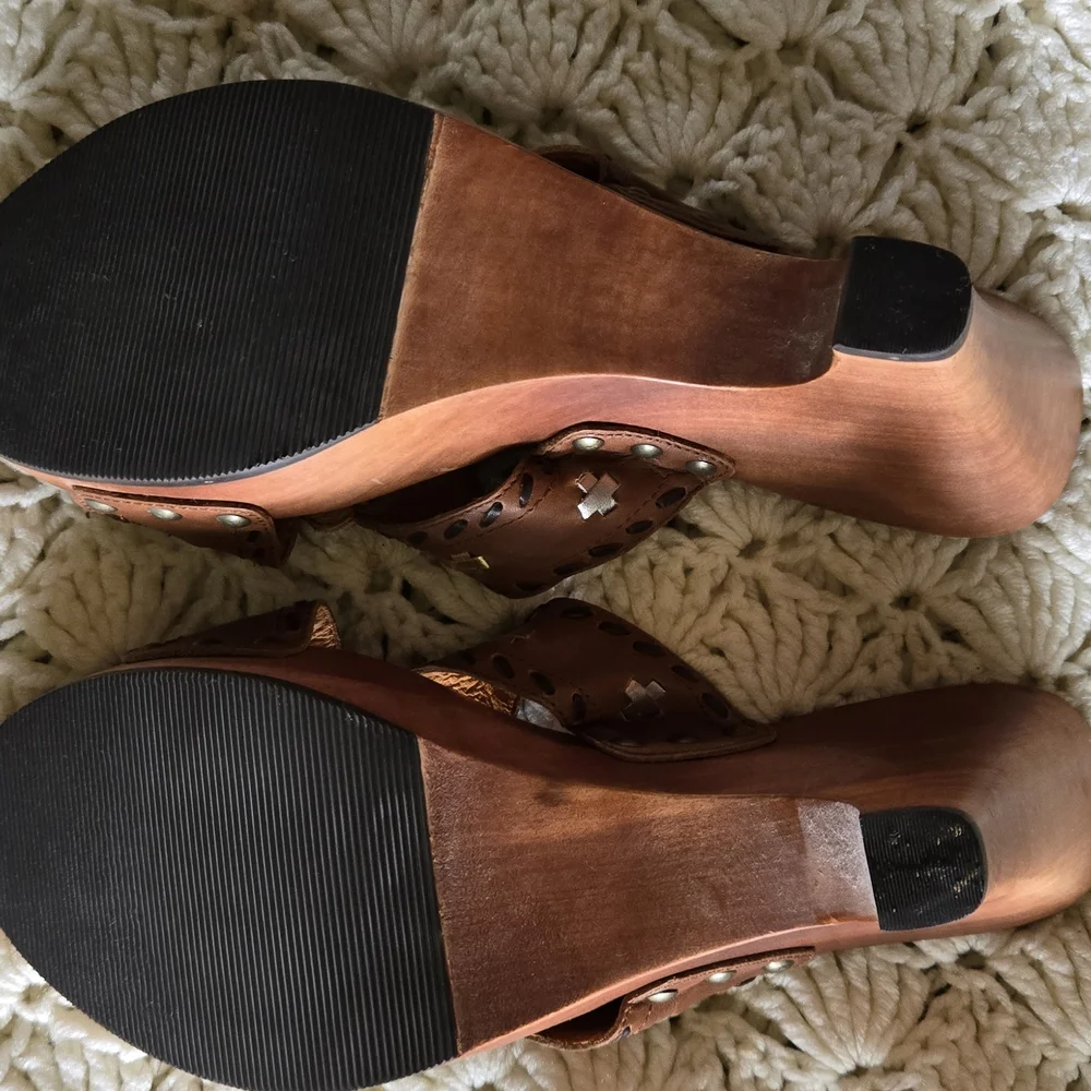 Yellow Box Women's Brown Sandals with Silver & Gold Accents Vintage NWOT Y2k - Picture 3 of 5